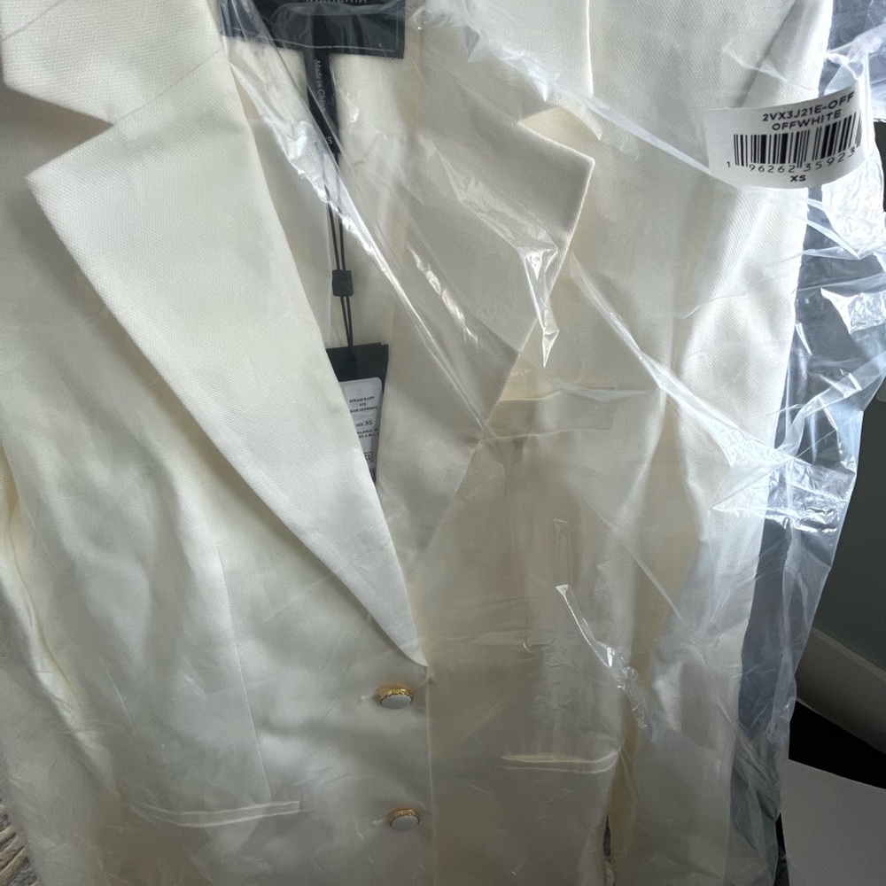 BCBG Janessa Linen Suit Jacket XS in off white. New with tags